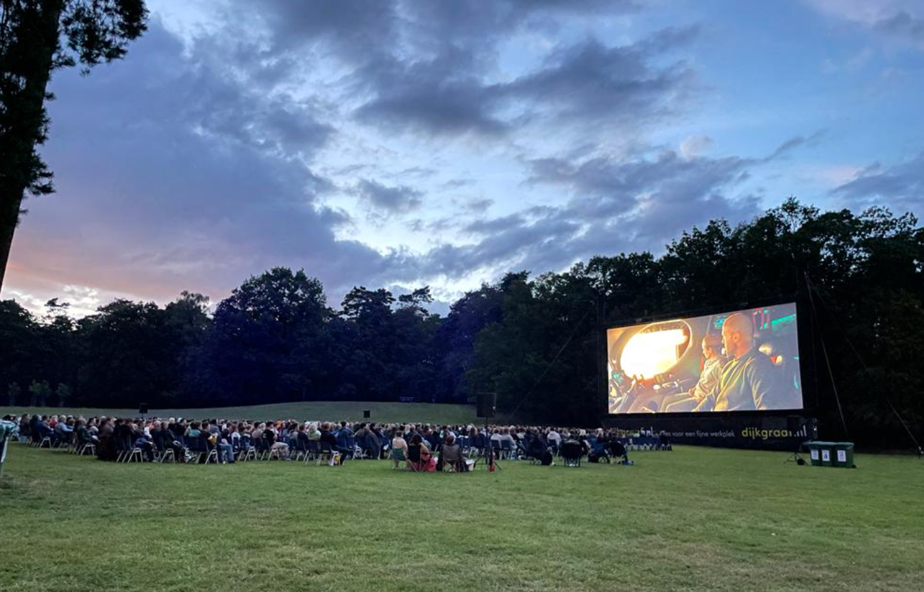 Filmdoek in het bos bij avond