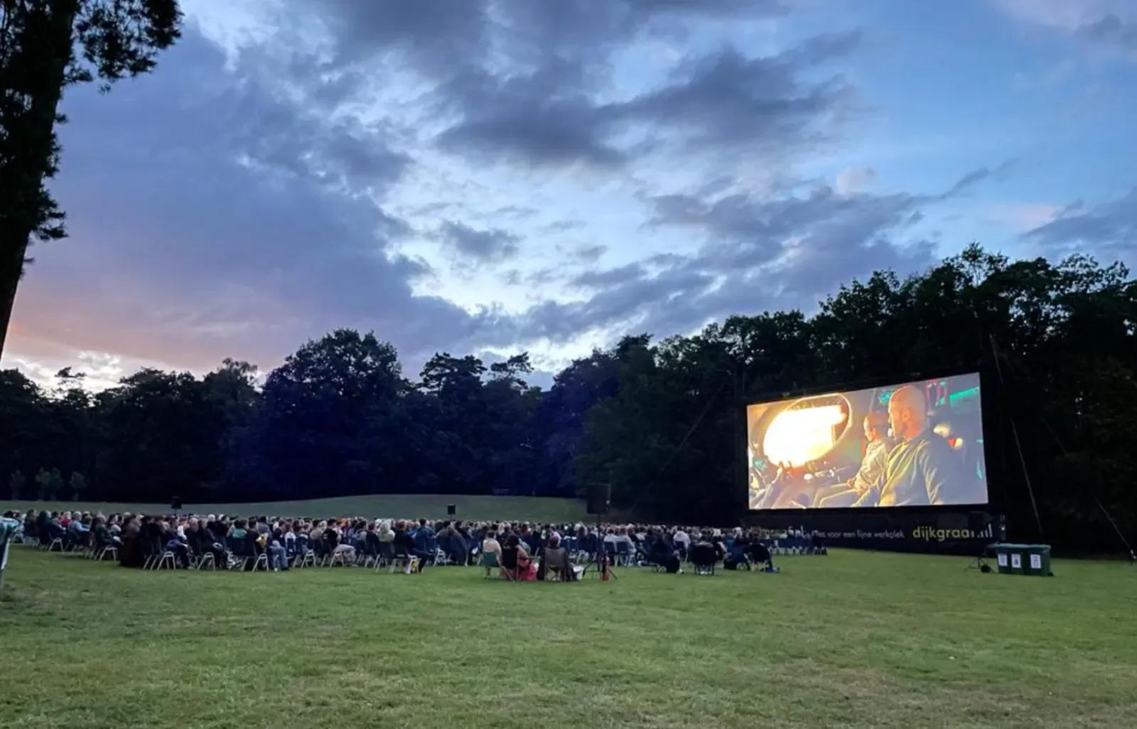 Filmdoek in het bos bij avond