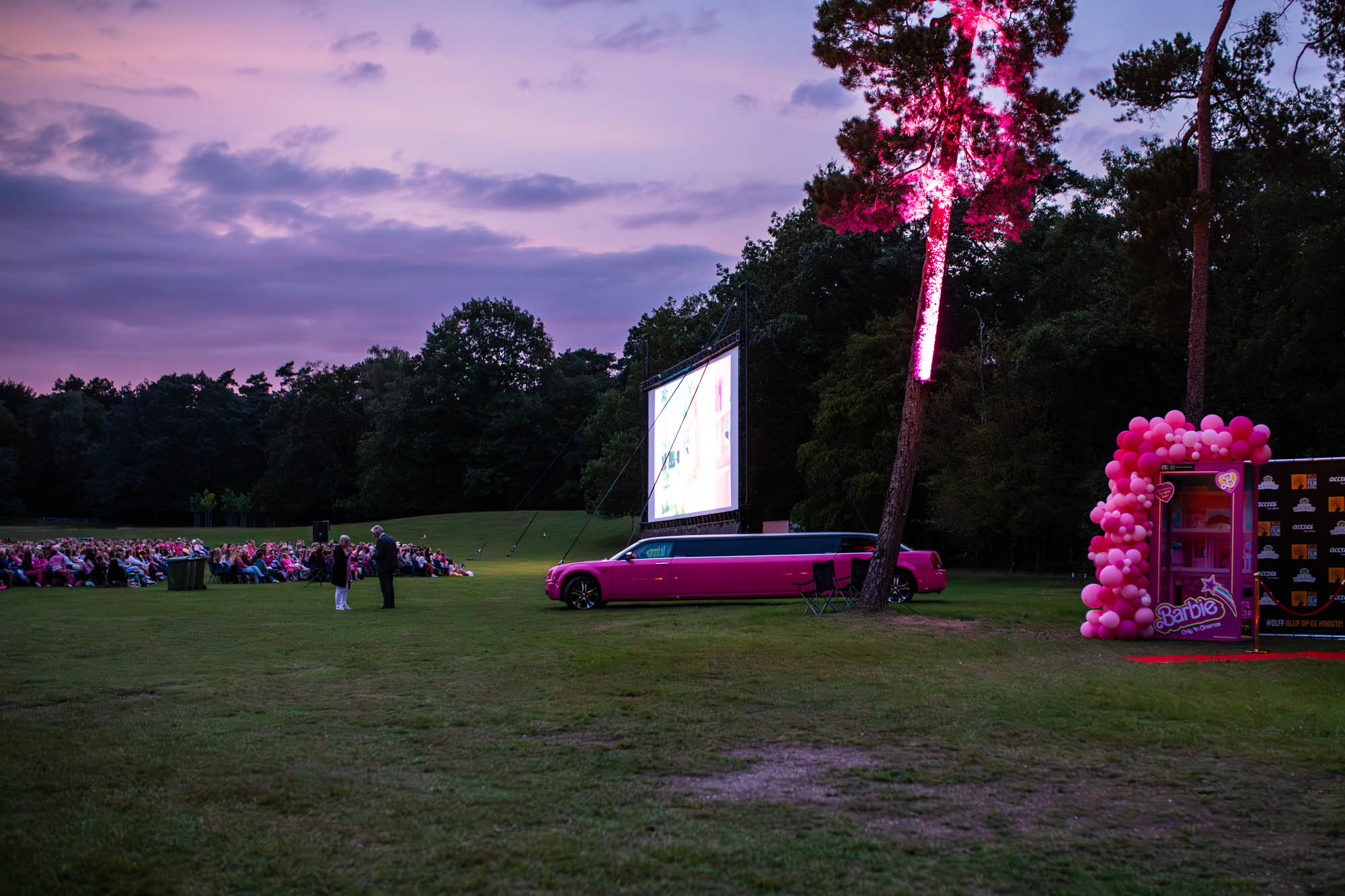 Stel kijkt samen film in de openlucht